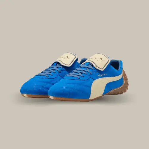 La Puma Avanti LS Fenty Team Royal incarne parfaitement l'esprit audacieux de la collaboration entre Puma et Rihanna. Inspirée des modèles de football classiques, cette sneaker arbore une tige en suède bleu royal premium, contrastée par le formstrip beige emblématique de Puma. Son détail le plus distinctif ? Une semelle crantée en gomme, qui lui confère un look unique et une adhérence optimale. Son scratch signature sur la languette, orné du logo Fenty, ajoute une touche vintage et stylée.