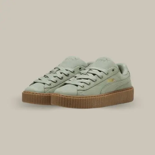 Découvrez la Puma Creeper Phatty Rihanna Fenty Green Fog, une sneaker emblématique issue de la collaboration entre Puma et Rihanna. Avec sa silhouette unique et sa semelle plateforme iconique, ce modèle incarne un parfait mélange de style urbain et d’élégance. La teinte verte, douce et tendance, s’associe parfaitement aux matériaux premium utilisés, comme le daim de haute qualité, pour un look à la fois moderne et intemporel.