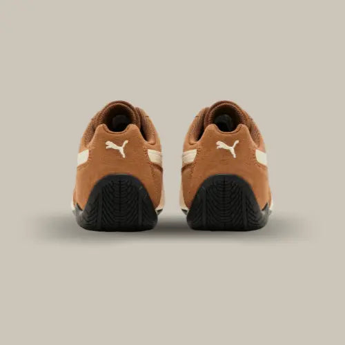 L'arrière de la Puma Speedcat Archive Haute Coffee Frosted Ivory avec sa tige en daim marron, sa semelle noir qui remonte au niveau du talon et le logo puma de couleur ivoire.