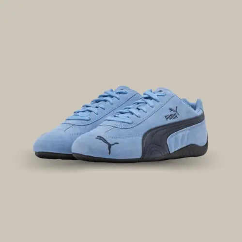 La Puma Speedcat Archive Team Light Blue Club Navy incarne à la perfection l’héritage racing de Puma avec un design à la fois sportif et élégant. Son coloris bleu clair avec le Formstrip Club Navy offre un contraste subtil qui rehausse son look rétro inspiré des chaussures de pilote. Conçue en daim premium, elle assure un confort optimal et une finition haut de gamme. Sa semelle en gomme noire, fidèle aux modèles de sport automobile, garantit une adhérence parfaite au sol. Idéale pour les amateurs de sneake