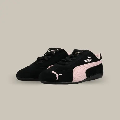 La Puma Speedcat OG Black Mauve Mist est la fusion parfaite entre sport automobile et style urbain. Inspirée des chaussures de pilotes de course, cette sneaker en daim noir sublime votre look avec une touche raffinée grâce à son Formstrip rose pâle. Son design profilé et sa semelle fine assurent un confort optimal et une silhouette élégante. Que vous soyez fan de mode ou de motorsport, cette Speedcat est un must-have pour affirmer votre style. Commandez dès maintenant cette icône signée Puma !