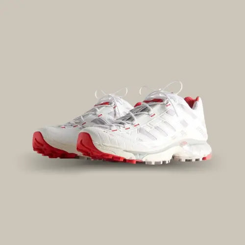 Salomon XT-4K Kith Kithmas White Red vue avant en angle – édition limitée disponible sur Offsneakz