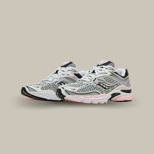Paire de Saucony ProGrid Omni 9 Silver Pink au style Y2K avec finitions argentées et rose pastel - Offsneakz.