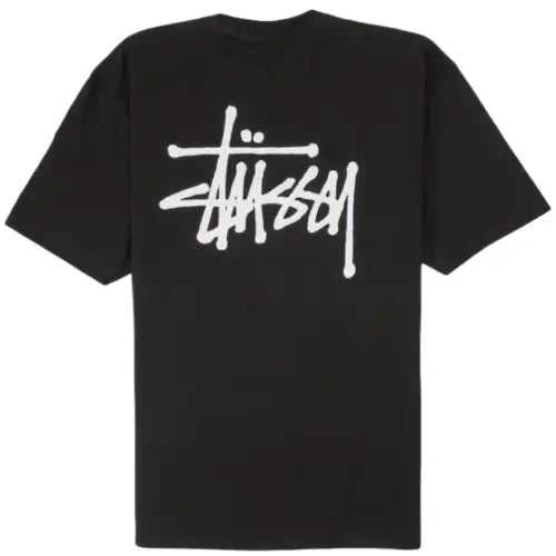 T-shirt Stüssy Basic noir avec grand logo signature blanc imprimé dans le dos – pièce streetwear incontournable disponible sur Offsneakz.