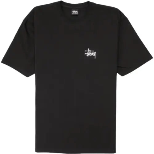 T-shirt Stüssy Basic noir avec logo signature blanc brodé sur la poitrine – streetwear iconique disponible sur Offsneakz.