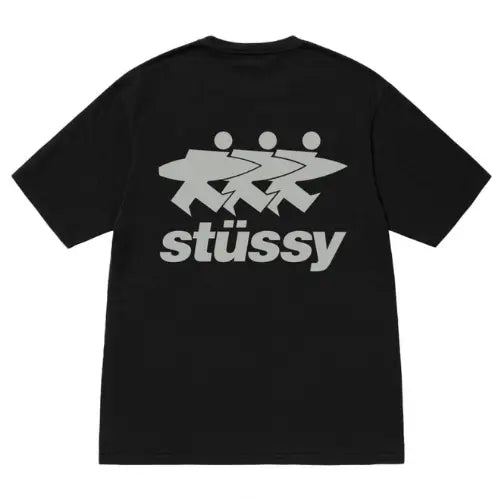 Dos du t-shirt Stussy Surfwalk Tee Pigment Dyed Black avec grand logo graphique gris à trois silhouettes de surfeurs, design streetwear iconique. Disponible sur Offsneakz.