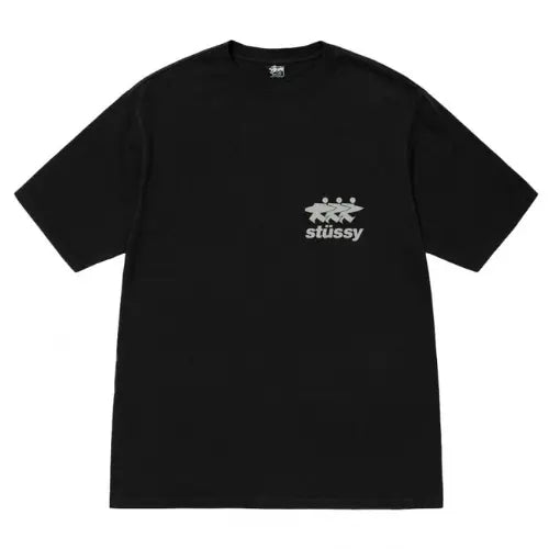 Face avant du t-shirt Stussy Surfwalk Tee Pigment Dyed Black avec petit logo graphique gris à trois silhouettes de surfeurs sur la poitrine. Disponible sur Offsneakz.