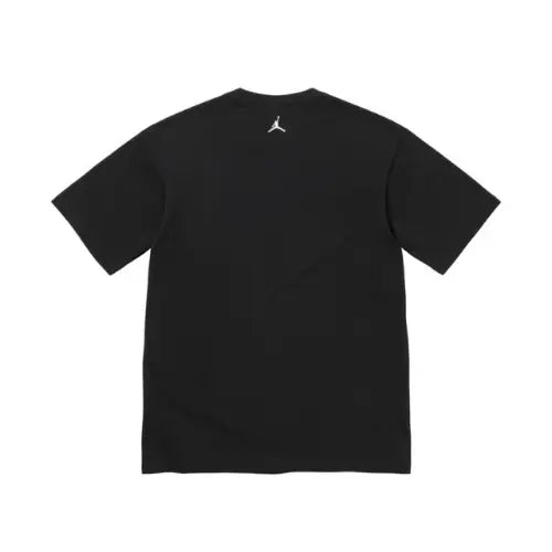 T-shirt noir Supreme Jordan Biggie S/S avec logo Jumpman discret au dos sous le col. Disponible sur Offsneakz.