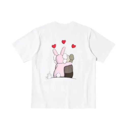 T-shirt blanc KAWS x Uniqlo Warhol UT Graphic avec illustration au dos de deux personnages KAWS assis, entourés de cœurs rouges, style pop art streetwear. Disponible sur Offsneakz.