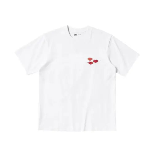 T-shirt blanc KAWS x Uniqlo Warhol UT Graphic avec trois baisers rouges imprimés sur la poitrine, design minimaliste et tendance. Disponible sur Offsneakz.