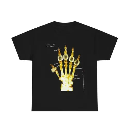 T-shirt noir Nike Kobe Bryant Broken Not Beaten avec visuel radiographique d'une main et bagues de champion NBA, style streetwear inspiré par la culture basket. Dispnible sur Offsneakz.