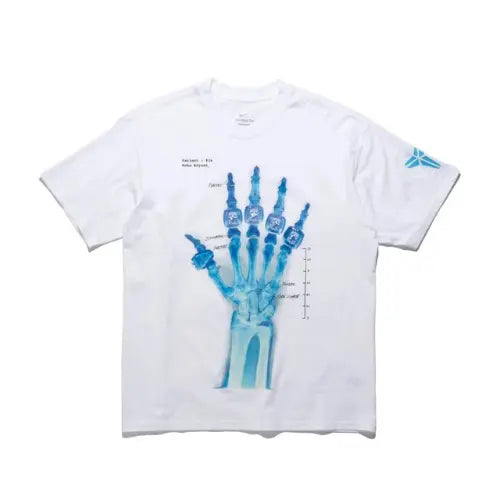 T-shirt Nike Kobe Bryant Broken Not Beaten blanc avec radiographie stylisée de main portant cinq bagues de champion NBA, design hommage à Kobe Bryant. Disponible sur Offsneakz !