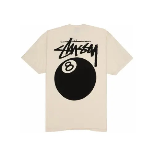 t-shirt Stüssy 8 Ball Pigment Dyed Natural avec logo boule 8 noir au dos et signature Stüssy, coupe décontractée unisexe. Disponible sur Offsneakz.