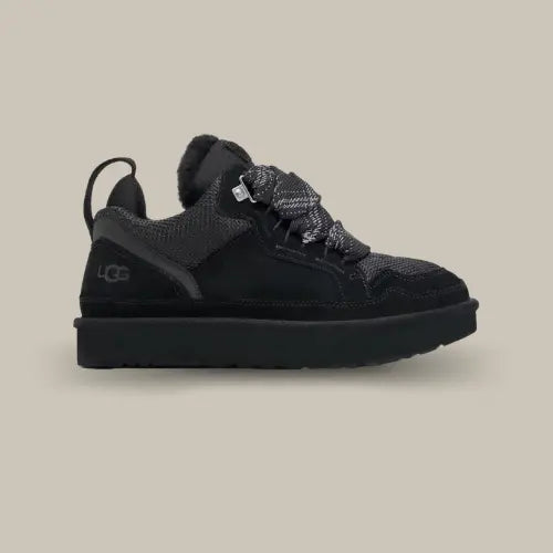 La UGG Lowmel Black vue de côté avec sa tige en toile recyclé de couleur noir et sa semelle en EVA.