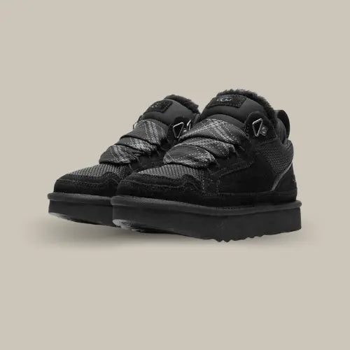La UGG Lowmel Black est la sneaker parfaite pour affronter l'hiver avec style. Avec sa tige en suède noir et ses détails en maille, elle allie élégance et confort pour un look décontracté mais soigné. Doublée de la célèbre laine UGGPLUSH, cette UGG assure chaleur et confort tout au long de la journée. Les lacets fibres de polyester recyclé ajoutent une touche robuste tandis que la semelle épaisse en EVA garantit adhérence et durabilité.