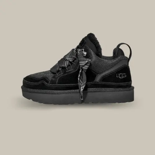 La UGG Lowmel Black vue de côté avec sa tige en toile recyclé de couleur noir et sa semelle en EVA.