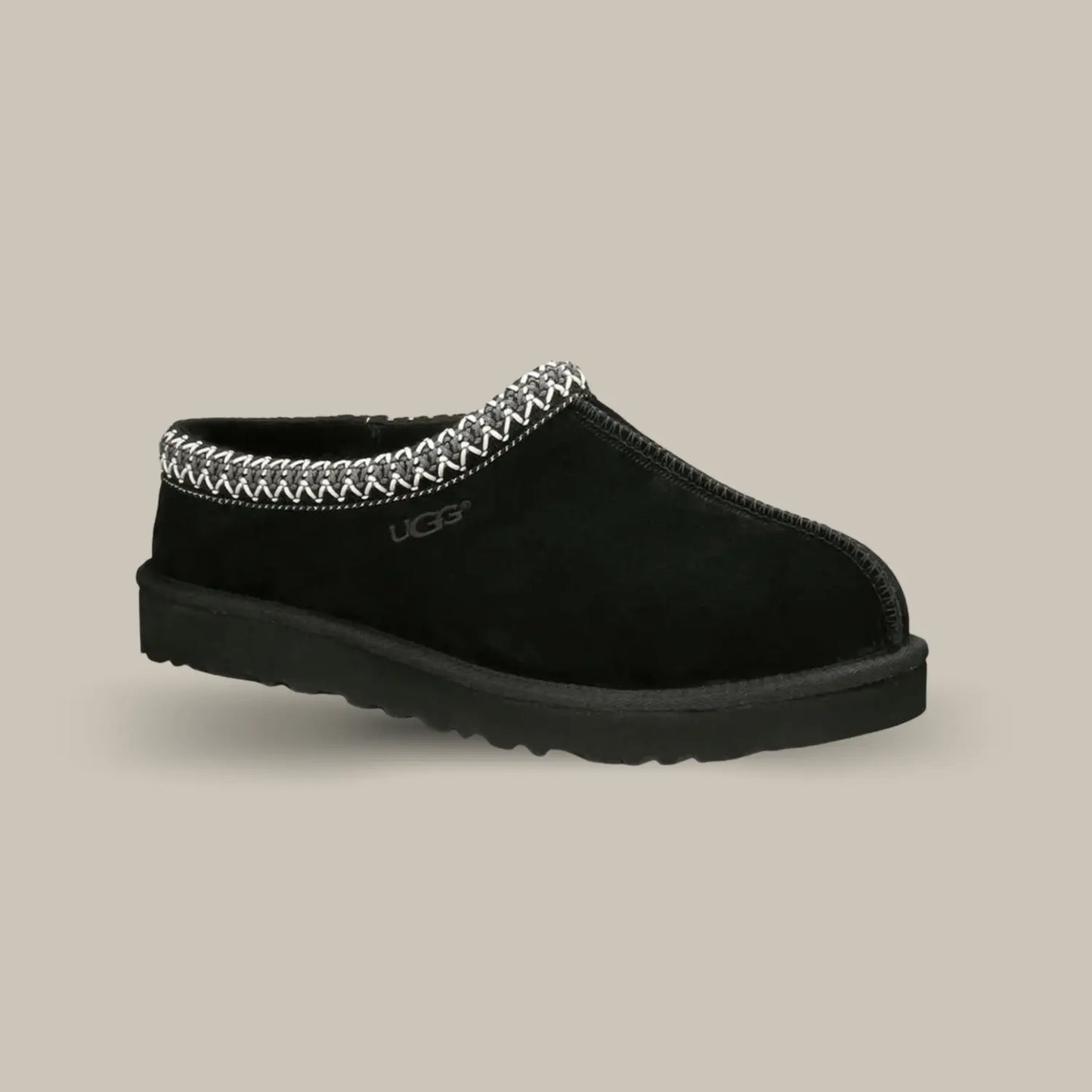 La Ugg Tasman Slipper Black est composé d’une tige en daim noir et d’un tressage en polyester recyclé gris et blanc. On retrouve le logo UGG sur le coté extérieure et une couture sépare la paire en deux pour donner du relief. La doublure UGGPLUSH en laine recyclée est toujours présente à l’intérieur pour assurer le confort ainsi que la semelle extérieure en EVA pour assurer le maintien.