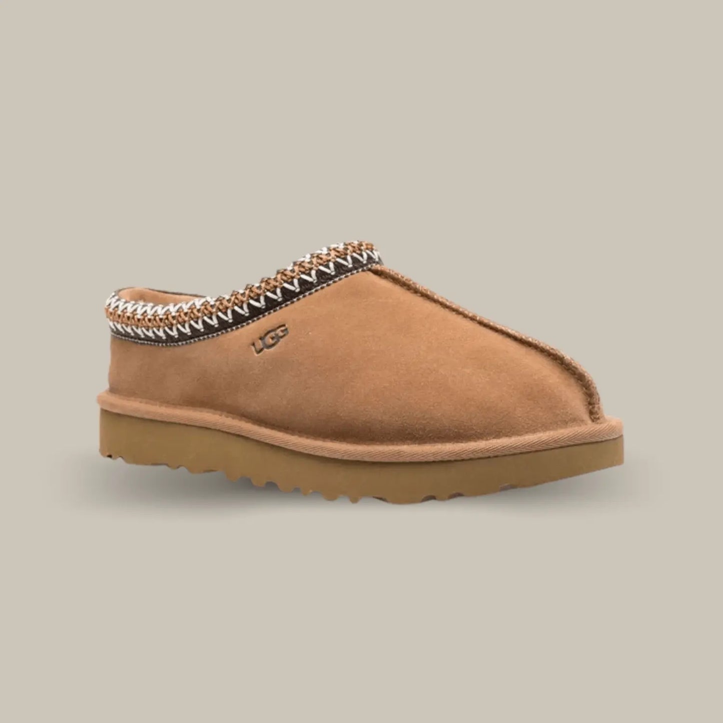 La Ugg Tasman Slipper Chestnut est composé d’une tige en daim et d’un tressage en polyester recyclé rouge et blanc. On retrouve le logo UGG sur le coté extérieure et une couture sépare la paire en deux pour donner du relief. La doublure UGGPLUSH en laine recyclée est toujours présente à l’intérieur pour assurer le confort ainsi que la semelle extérieure en EVA pour assurer le maintien.