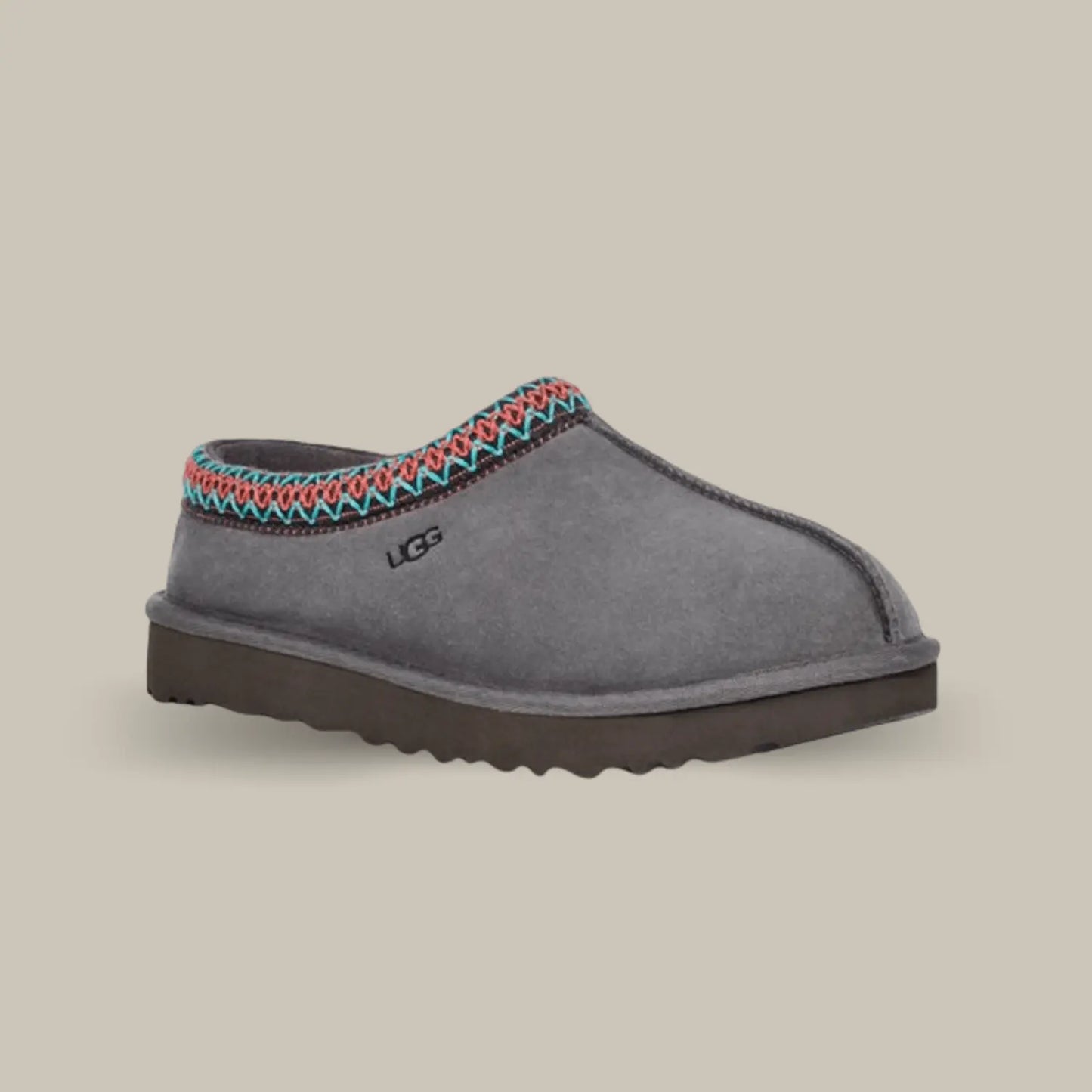 La UGG Tasman Slipper Dark Grey est composé d’une tige en daim et d’un tressage en polyester recyclé rouge et vert. On retrouve le logo UGG sur le coté extérieure et une couture sépare la paire en deux pour donner du relief. La doublure UGGPLUSH en laine recyclée est toujours présente à l’intérieur pour assurer le confort ainsi que la semelle extérieure en EVA pour assurer le maintien.