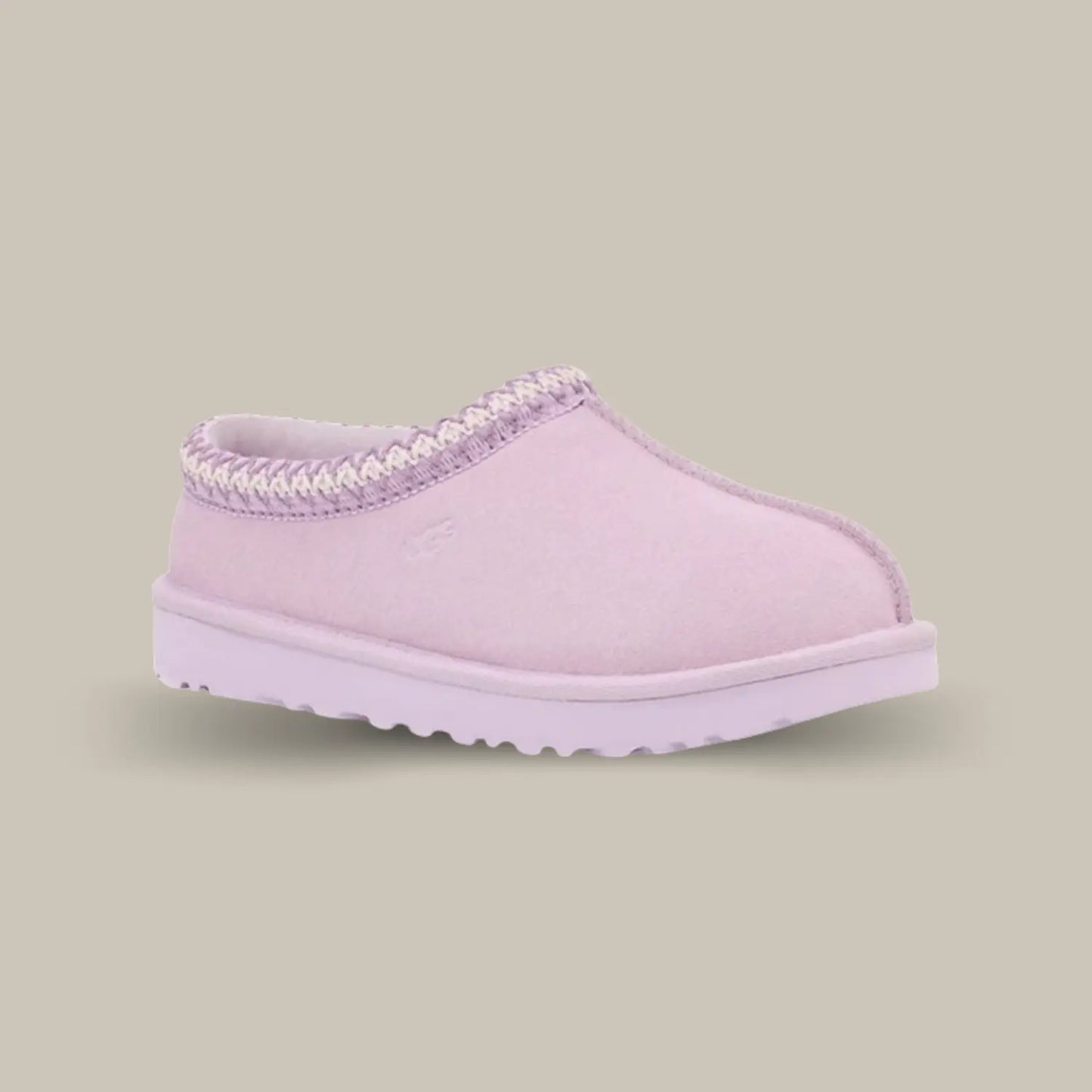 La Ugg Tasman Slipper Lavender Fog est composé d’une tige en daim rose pâle et d’un tressage en polyester recyclé gris et blanc. On retrouve le logo UGG sur le coté extérieure et une couture sépare la paire en deux pour donner du relief. La doublure UGGPLUSH en laine recyclée est toujours présente à l’intérieur pour assurer le confort ainsi que la semelle extérieure en EVA pour assurer le maintien.