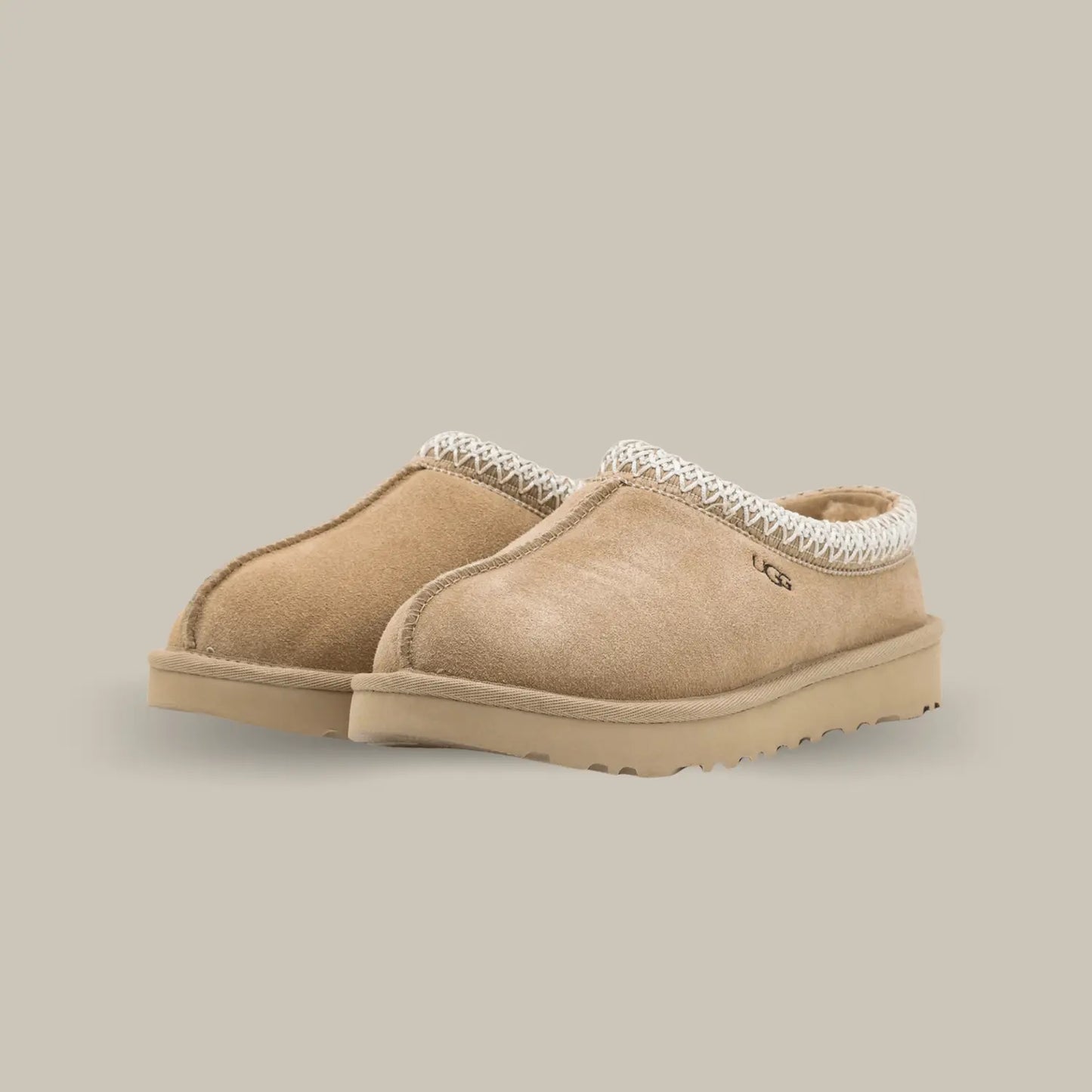 Cette UGG Tasman Slipper Mustard Seed ajoute une touche de couleur vibrante à votre garde-robe, tout en conservant la qualité exceptionnelle qui caractérise la marque UGG grace à son empeigne en daim couleur graine de moutarde et son tressage en polyester recyclé moutarde et blanc.