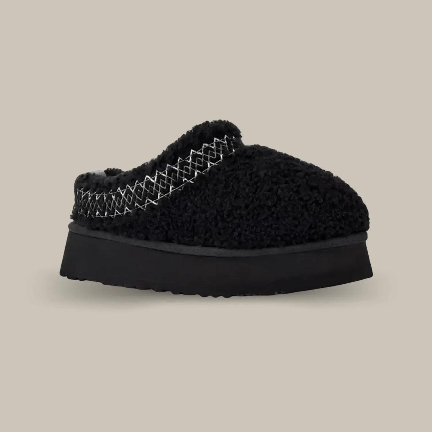 Ugg nous propose une version duveteuse avec une nouvelle tige doublée en duvet noir. La UGG Tazz Braid Black est également composée d’une tresse blanche et grise en polyester recyclée. On retrouve la doublure en UGGPLUSH qui est une laine recyclée combinée à de la peau de mouton. Et pour finir la célèbre semelle compensée en EVA de 4.4 cm pour un maintien optimum.