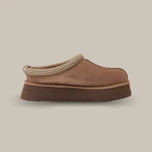 Vue latérale de la Ugg Tazz Rocky Oak en suède brun avec semelle plateforme. Disponible sur Offsneakz.