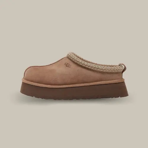 Profil gauche de la Ugg Tazz Rocky Oak en suède marron avec logo UGG gravé. Disponible sur Offsneakz.