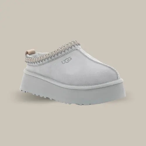 La UGG Tazz Slipper Goose est l'alliance parfaite entre confort et style audacieux. Conçue en suède de qualité supérieure avec une doublure en laine UGGplush™, elle assure à vos pieds chaleur et douceur, tout en offrant un look chic et minimaliste. Sa semelle plateforme de 3,8 cm ajoute une touche moderne et décontractée, tout en garantissant un confort optimal pour vos journées en extérieur ou vos moments de détente.