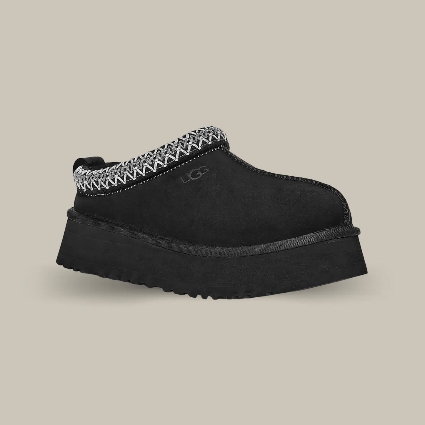 La UGG Tazz Slipper Black possède une tige en daim et une tresse grise et blanche en polyester recyclé. On retrouve la doublure en UGGPLUSH qui est une laine recyclée combinée à de la peau de mouton. Et pour finir la célèbre semelle compensée en EVA de 3.8 cm pour un maintien optimum.