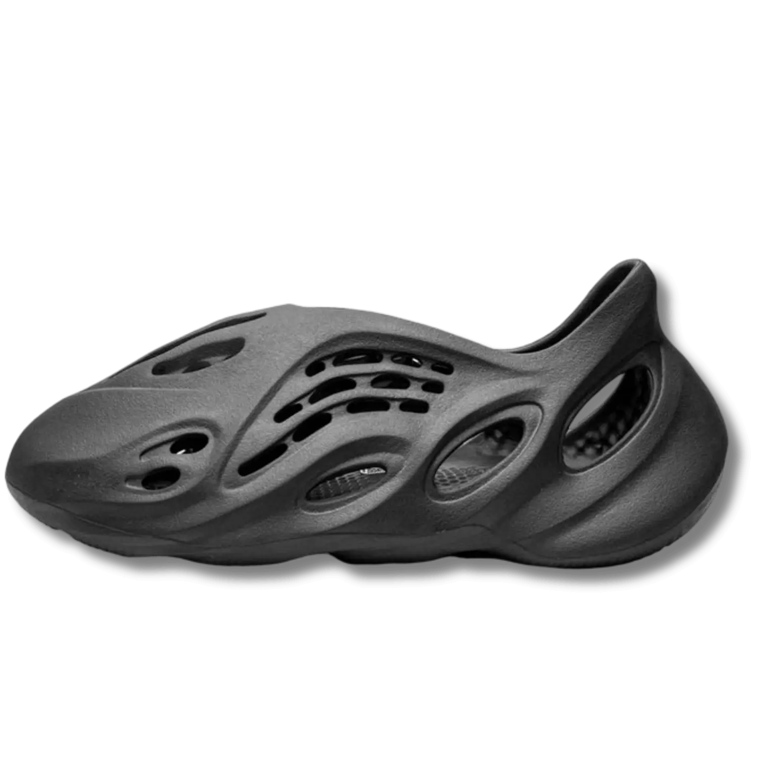 Une yeezy foam runner sur un fond transparent.