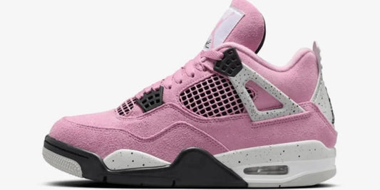 La Air Jordan 4 Orchid sur un fond blanc.