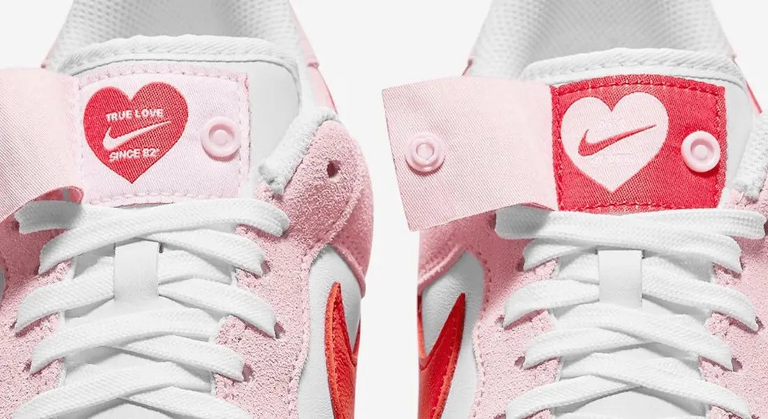 Languette de la Nike Air Force 1 "Love Letter" ouverte avec un mot d'amour