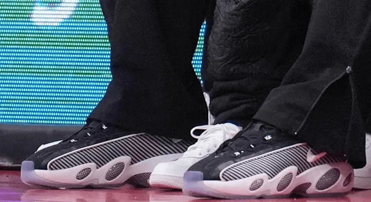 Les Nike NOCTA Glide Black White pour présenter l'article de blog sur Drake et les sneakers.