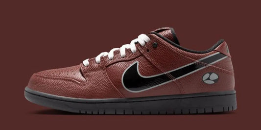 Nike SB x Limosine Skateboards : une Dunk Low inspirée d’un ballon de football américain