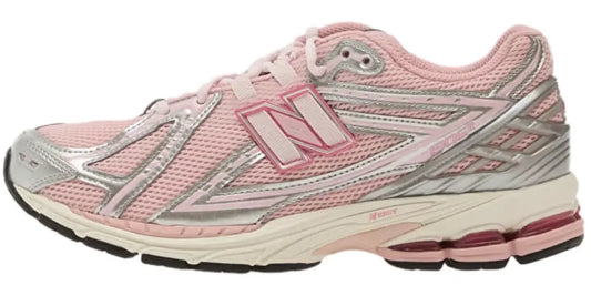 New Balance 1906R Pink Chalk Silver Metallic : le rose passe en mode Y2K