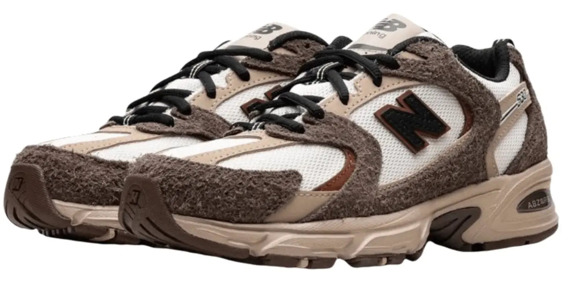 La New Balance 530 Brown Tan sur un fond blanc.