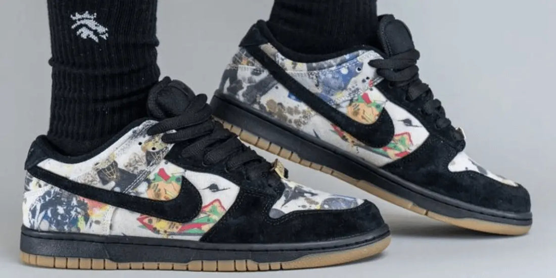 La Nike SB Dunk Low Supreme Rammellzee portée avec des chaussettes noires