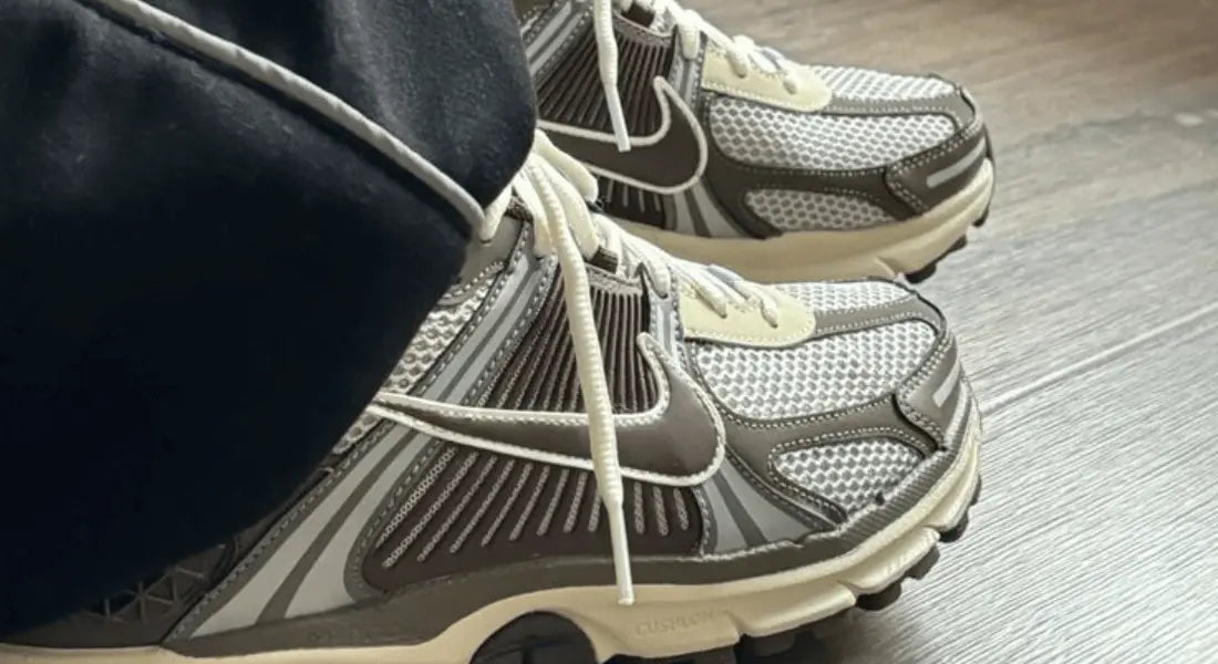 La Nike Zoom Vomero 5 portée avec un pantalon noir.