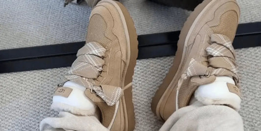 Ugg Lowmel porté avec un jogging gris large.