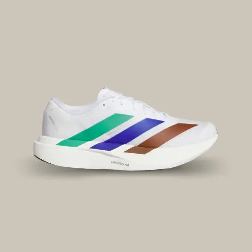 adidas Adizero Evo SL Pharrell Humanrace White vue de profil avec base blanche, trois bandes vertes, bleu-violet et brunes et semelle épaisse. Disponible sur Offsneakz.