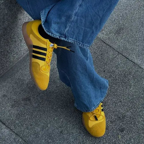 La Adidas Ballerina Bad Bunny Bold Gold portée avec un jean bleu style patte d'éléphant.