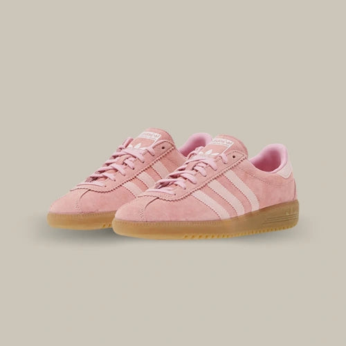 Adidas Bermuda Glow Pink rose en suède avec semelle gomme – vue de trois quarts. Disponible sur Offsneakz.