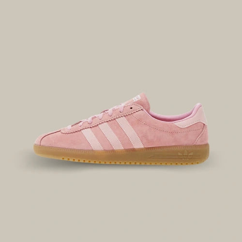 Adidas Bermuda Glow Pink – sneaker rose en suède vue de profil extérieur. Disponible sur Offsneakz.