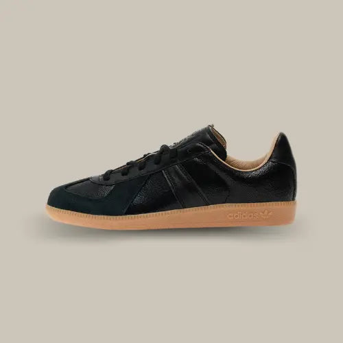 Profil latéral intérieur de la Adidas BW Army Lux Black Gum – basket noire en cuir et daim avec semelle en gomme rétro, disponible sur Offsneakz.