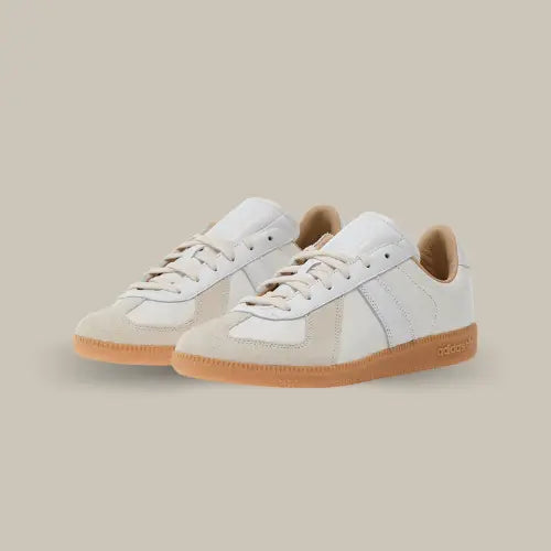 Adidas BW Army Lux White Gum – paire de sneakers en cuir blanc et daim beige avec semelle gomme, vue en perspective de trois quarts. Disponible sur Offsneakz.