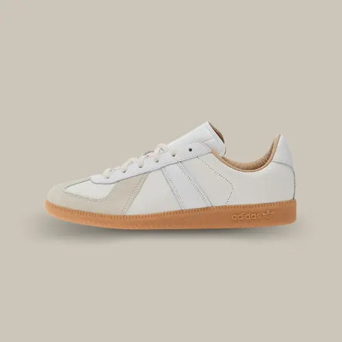 Adidas BW Army Lux White Gum – sneakers basses en cuir blanc et daim beige avec semelle gomme, style minimaliste et rétro intemporel. Disponible sur Offsneakz.