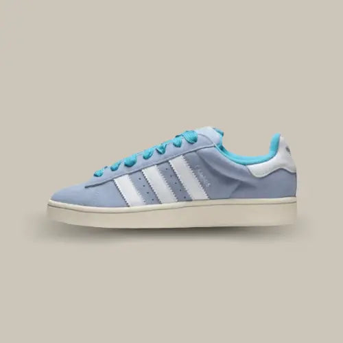 La adidas campus 00s ambient sky de profil avec sa couleur bleu ciel et ses trois épaisses bandes blanches adidas.