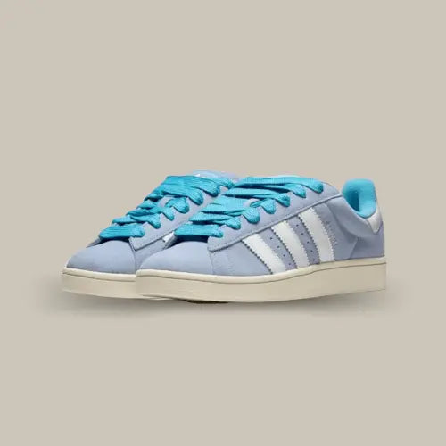 La Adidas Campus 00s Ambient Sky possède une base en cuir gris violet accompagnée des trois bandes blanches représentant la marque Adidas. On retrouve une doublure bleu assortie aux lacets bleus et une semelle jaunie pour ressortir le coté vintage de la paire.