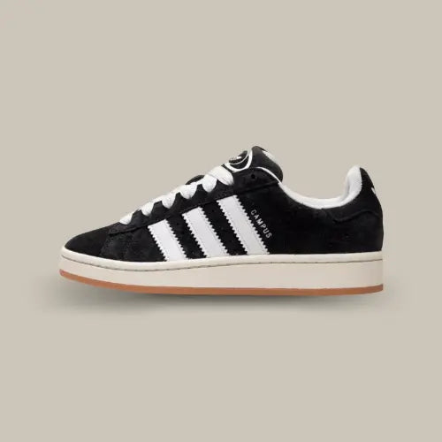 La adidas campus 00s core black de profil avecsa couleur noire ses trois épaisses bandes blanches.